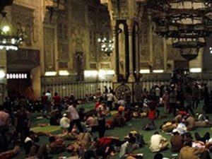 Mısır'da yönetime beddua eden imama yasak