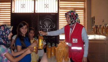 Kızılay Osmaniye'de TIR dolusu meyve suyu dağıttı