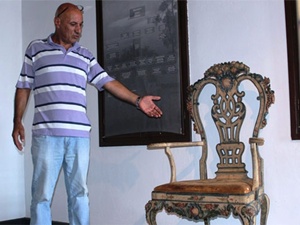 Kral'ın yaptığı oyma koltuğa büyük ilgi