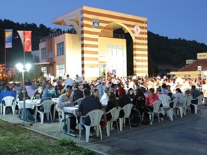Ümraniye'de yüzbinler iftarda aynı sofrada buluştu