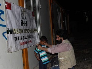 İHH'dan Suriye'de 10 bin çocuğa bayramlık yardımı