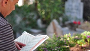 Kabristanlar Bayram öncesi ziyaretçi akınına uğruyor