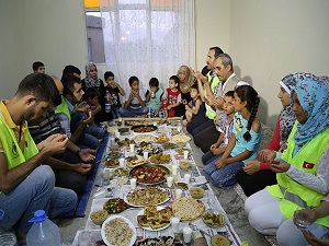 Türk ve Suriyeli aileler iftarda buluştu