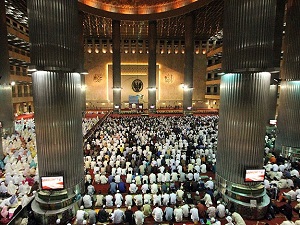 Memura cuma namazı izni yorumu: Hâlâ mı toplu namaz?