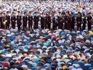 Rusya'da bayram namazında polis koridoru