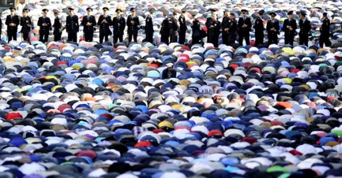 Rusya'nın sokaklarında bile namaz için yer kalmadı