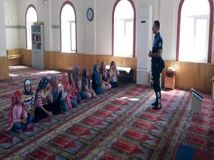 Kuran kursuna devam eden çocuklara trafik eğitimi