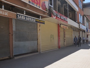 Yüksekova'da kepenkler açılmadı