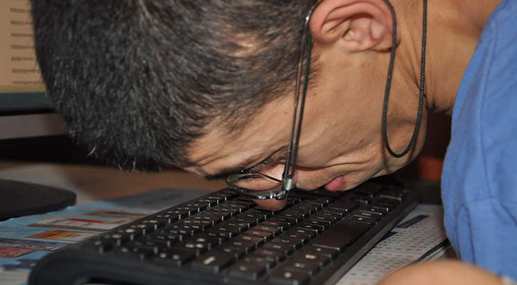 Burnuyla kitap yazıyor