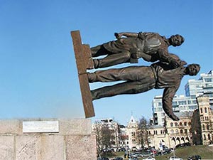 Komünizmin son heykelleri yerinden söküldü