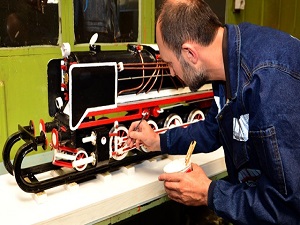 Orijinal parçalarıyla tren maketi yaptı