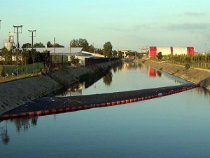 Derelerdeki atık bariyerleri işe yarıyor