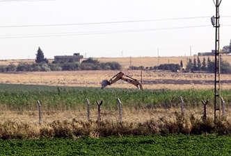 PYD sınır hattında hendek kazıyor