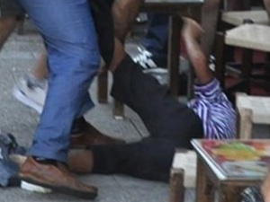 Dayak yiyen Suriyeli çocuk hayatının ilk tatilinde