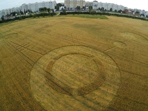 Çiftcinin tarlasındaki gizemli daire şekilleri