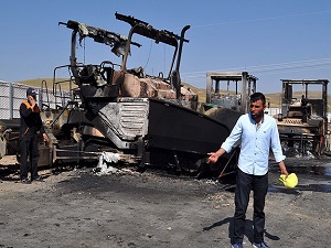 Erzurum'da teröristler 8 aracı yaktı