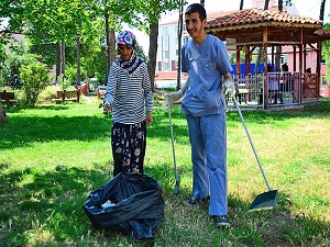 Cefakar anne oğlunu mesaide de yalnız bırakmıyor
