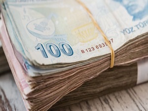 Yolda bulduğu parayı sahibine teslim etti