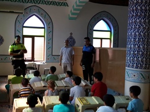 Kur'an kursu öğrencilerine trafik dersi verildi