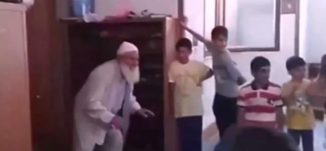 Camide çocuklarla futbol oynayan imam