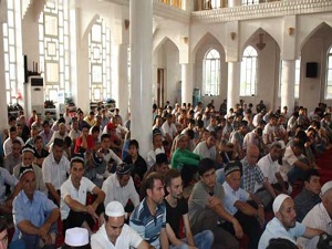 Tacikistan'da cuma namazından erken çıkanlara ceza