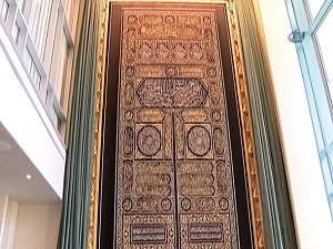 Temizlenen Kâbe örtüsü yerine konuldu