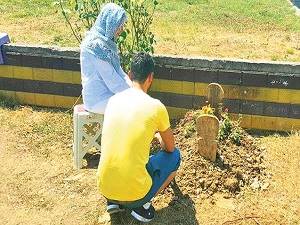 Oğlunun kabrine ilk ziyaret