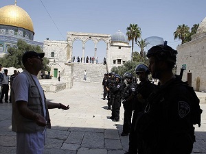 Cuma namazını sokaklarda kıldılar