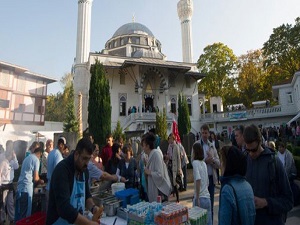 Berlin de 'kendi imamını' yetiştirme peşinde