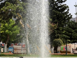 Süs havuzları çocukların serinleme yeri oldu