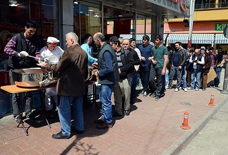 Üç yıldır her hafta 500 kişilik yemek veriyorlar