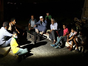 Filistinliler saldırılara karşı geceleri nöbet tutuyor