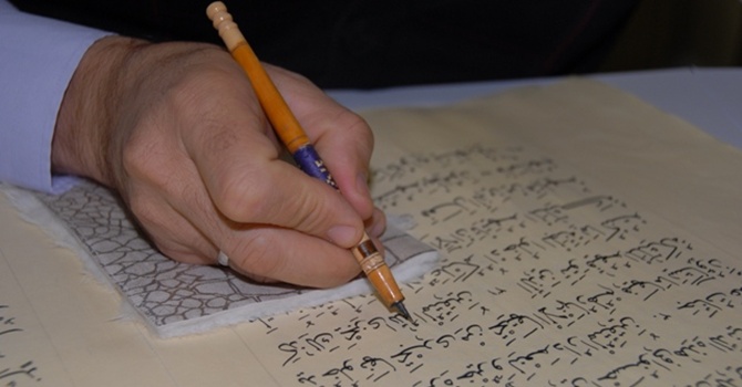 Görme engelli çift Kuran-ı Kerim yazarak geçimini sağlıyor