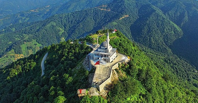 Dağın zirvesinde yükselen cami!