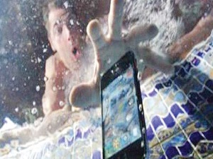 Denize düşen telefona pirinç tedavisi