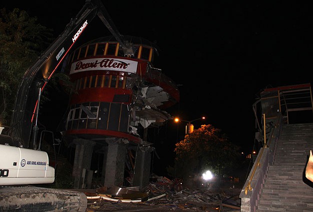 Üst geçitten geriye dört beton sütun kaldı