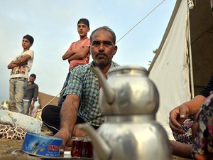 Zor şartlarda ekmek parası kazanmaya çalışıyorlar