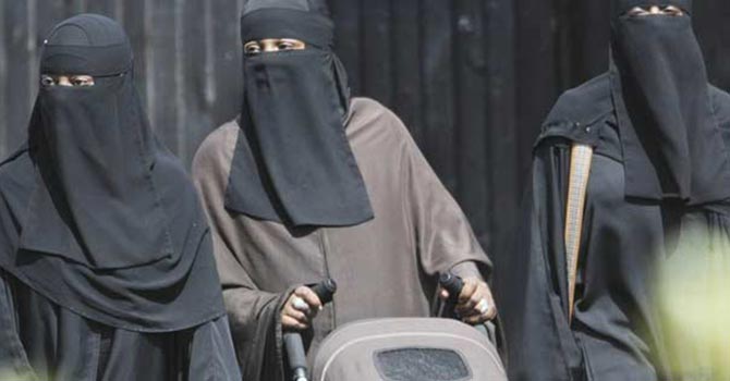 Doğu Türkistan'da peçe ve burkaya hapis cezası