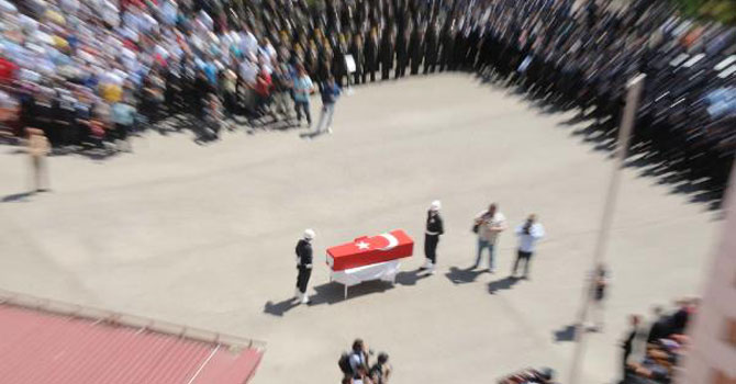 Şehit polisi Sivas'ta 10 bin kişi uğurladı