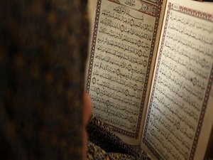 Kur'an Kursu'nda birinci olan öğrencilere laptop hediye