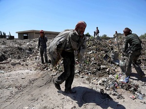 Ekmeklerini çöplükten çıkarıyorlar