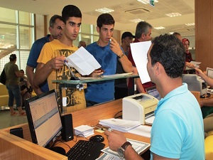 Öğrencilere kol kanat geriyorlar