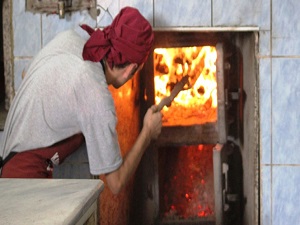 Sıcakta hem ekmek çıkarıyor hem de ekmek parasını!