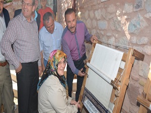 Halıcılık kursunun ilk halıları kesildi