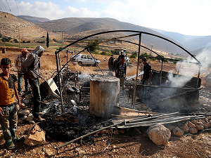 Yahudi yerleşimciler Filistinli aileye ait bir çadırı yaktı
