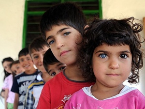 Bir gözü mavi diğeri kahverengi beş çocuk