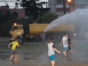 Belediye sıcaktan bunalan çocukları serinletti