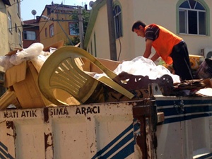 Evden iki kamyon çöp çıktı