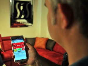 Sesli komutla açılıp kapanan koltuk üretildi