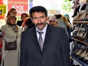 Vatandaş bir liralık ayakkabıya akın etti